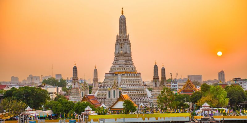 Visit Wat Arun (Temple of Dawn)